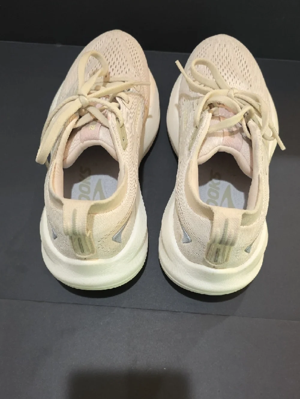 Brooks Glycerin 22 Womens Cream Lace-Up Athletic Sneakers Size 6_9